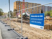 Celá stavba vzniká podle pravidel určených nouzovým stavem. Dělníky chrání... Celá stavba vzniká podle pravidel určených nouzovým stavem. Dělníky chrání...