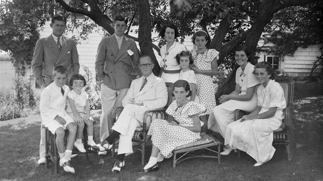 Kennedyovský klan na fotografii z třicátých let. Zleva sedí Robert Kennedy (1925 - 1968), Edward Kennedy, Joseph P. Kennedy Sr. (1888 - 1969), Eunice Kennedyová, Rosemary Kennedyová (1918 - 2005), Kathleen Kennedyová (1920 - 1948). Zleva pak stojí Joseph P. Kennedy Jr (1915 - 1944), John F. Kennedy (1917 - 1963), Rose Kennedyová (1890 - 1995), Jean Kennedyová a Patricia Kennedyová (1926 - 2006).