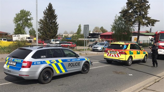 V ulici Budovatelská v pražských Satalicích se v pátek střetla dvě osobní auta. (24.dubna 2020)