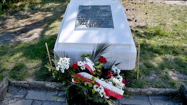 Na pamtn desce u pehradn hrze z roku 1976 je zmnn hrdinsk in hrznho Frantika ikuly, na Ladislava Dolnka se zapomnlo.