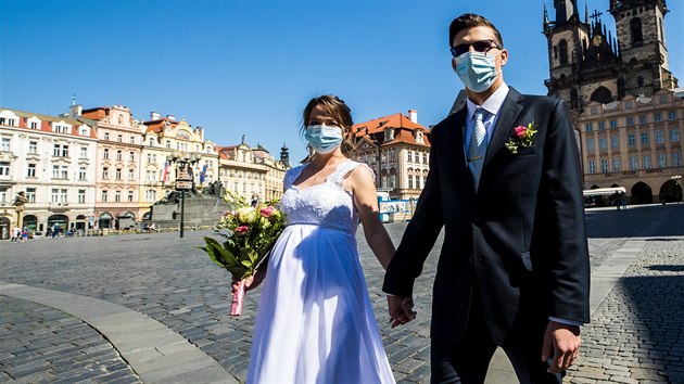 Svatebn pr v roukch na Staromstskm nmst v Praze (23. dubna 2020)
