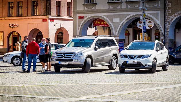 Parkování na náměstí je v době nouzového stavu zdarma. Mnozí řidiči však stojí i mimo vyhrazená místa. (duben 2020)