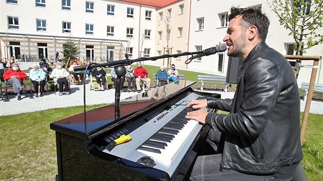 Zpvk Marek Ztracen zahrl v rmci Koncert pod balkonem seniorm v Domov Clementas v Janovicch nad hlavou. (23. 4. 2020)