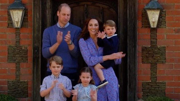 Princ William, vvodkyn Kate, princ George, princezna Charlotte a princ Louis tleskaj na podporu zdravotnk bojujcch s koronavirem (23. dubna 2020).