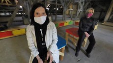 Jana Krejsová (se světlou rouškou), vedoucí projektu Chebské krovy, a Marcela... Jana Krejsová (se světlou rouškou), vedoucí projektu Chebské krovy, a Marcela...