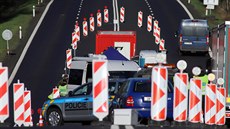 Kontroly aut pendlerů a kamionů na hraničním přechodu v Pomezí nad Ohří. Kontroly aut pendlerů a kamionů na hraničním přechodu v Pomezí nad Ohří.