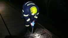 Hasiči hasili hořící pražce na kolejích u Ostrova na Karlovarsku vodou... Hasiči hasili hořící pražce na kolejích u Ostrova na Karlovarsku vodou...