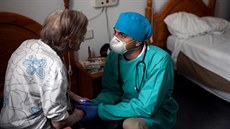 Lékař pečující o obyvatelku domova seniorů Lékař pečující o obyvatelku domova seniorů