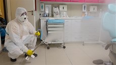 Dezinfekce ve formě aktivní mlhy dokáže zničit až 99 procent bakterií a virů.... Dezinfekce ve formě aktivní mlhy dokáže zničit až 99 procent bakterií a virů....