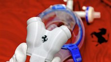 Ferrari vyrábí komponenty pro respirátory. Ferrari vyrábí komponenty pro respirátory.