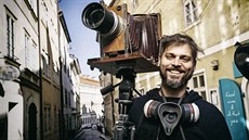Fotograf na plech, jak si Honza Sakař sám říká, používá téměř 170 let starou... Fotograf na plech, jak si Honza Sakař sám říká, používá téměř 170 let starou...
