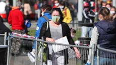 Lidé čekají ve frontě na náměstí Míru v Praze před odběrovým stanem pro... Lidé čekají ve frontě na náměstí Míru v Praze před odběrovým stanem pro...