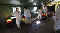 Zdravotnice odebírají na náměstí Míru v Praze vzorky pro testování kolektivní... Zdravotnice odebírají na náměstí Míru v Praze vzorky pro testování kolektivní...