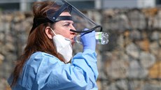 Jedna ze zdravotnic odběrového stanu pro testování kolektivní imunity vůči... Jedna ze zdravotnic odběrového stanu pro testování kolektivní imunity vůči...