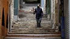 Jediný muž kráčí s křížem po Via Dolorosa ve Starém městě v Jeruzalémě... Jediný muž kráčí s křížem po Via Dolorosa ve Starém městě v Jeruzalémě...