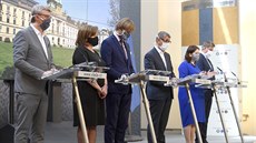 Na snímku z tiskové konference po mimořádném jednání vlády jsou (zleva) ministr... Na snímku z tiskové konference po mimořádném jednání vlády jsou (zleva) ministr...