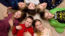 Některé děti odpovídaly na otázky přes internet, jiné přes plot. Jelikož jejich... Některé děti odpovídaly na otázky přes internet, jiné přes plot. Jelikož jejich...