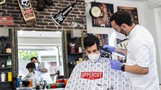 Švýcarský kadeřník v roušce. Švýcarsko otevřelo kadeřnictví v rámci uvolňování... Švýcarský kadeřník v roušce. Švýcarsko otevřelo kadeřnictví v rámci uvolňování...