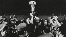 Kapitán italských fotbalistů Giacinto Facchetti s pohárem pro mistry Evropy.... Kapitán italských fotbalistů Giacinto Facchetti s pohárem pro mistry Evropy....
