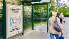 Kampaň v pardubických ulicích nabádá, aby mezi sebou lidé udržovali odstup na... Kampaň v pardubických ulicích nabádá, aby mezi sebou lidé udržovali odstup na...