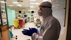 Jednotka intenzivní péče o pacienty s onemocněním covid-19 v pražské Nemocnici... Jednotka intenzivní péče o pacienty s onemocněním covid-19 v pražské Nemocnici...