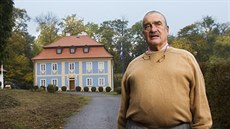 Karel Schwarzenberg před zámkem Dřevíč (22. října 2012) Karel Schwarzenberg před zámkem Dřevíč (22. října 2012)