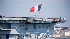 Francouzští námořní vojáci stojí na palubě letadlové lodi Charles de Gaulle.... Francouzští námořní vojáci stojí na palubě letadlové lodi Charles de Gaulle....