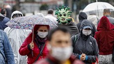 Herec v masce koronaviru prochází ulicemi Ankary v Turecku. (21. dubna 2020) Herec v masce koronaviru prochází ulicemi Ankary v Turecku. (21. dubna 2020)