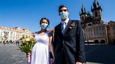 Svatební pár v roukách na Staromstském námstí v Praze (23. dubna 2020)