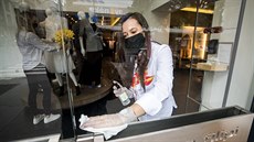Obchody v Praze se připravují na pondělní otevření po uvolnění omezení proti... Obchody v Praze se připravují na pondělní otevření po uvolnění omezení proti...