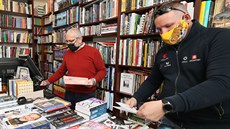 Knihkupectví Pod Věží v Ústí nad Labem po měsíční pauze znovu mohlo otevřít.... Knihkupectví Pod Věží v Ústí nad Labem po měsíční pauze znovu mohlo otevřít....