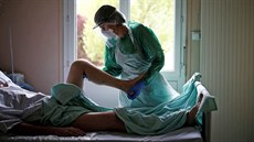 Fyzioterapeut cvičí s pacientem ve francouzské nemocnici Bligny Hospital... Fyzioterapeut cvičí s pacientem ve francouzské nemocnici Bligny Hospital...