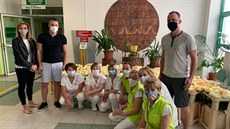 Kamarádi Milan Hart a Robert Kokoška věnovali růži každé z 973 zaměstnankyň... Kamarádi Milan Hart a Robert Kokoška věnovali růži každé z 973 zaměstnankyň...