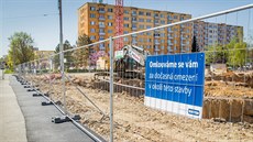 Celá stavba vzniká podle pravidel určených nouzovým stavem. Dělníky chrání... Celá stavba vzniká podle pravidel určených nouzovým stavem. Dělníky chrání...