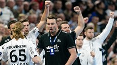 Trenér Filip Jícha se raduje s házenkáři Kielu. Trenér Filip Jícha se raduje s házenkáři Kielu.