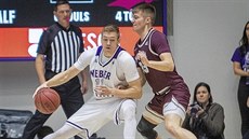 Basketbalista Michal Kozák (v bílém) v dresu týmu americké univerzity Weber... Basketbalista Michal Kozák (v bílém) v dresu týmu americké univerzity Weber...