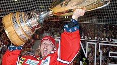 Gólman Pardubic Ján Lašák slaví v roce 2005 extraligový triumf. Gólman Pardubic Ján Lašák slaví v roce 2005 extraligový triumf.