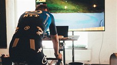 Roman Kreuziger sleduje na trenažéru díky aplikaci Rouvy jak si vede ve... Roman Kreuziger sleduje na trenažéru díky aplikaci Rouvy jak si vede ve...