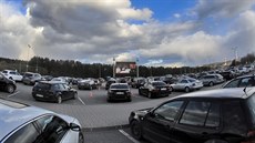 Na fotbal do autokina? I takové řešení zvažuje dánský klub Midtjylland. Na fotbal do autokina? I takové řešení zvažuje dánský klub Midtjylland.