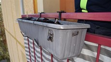 Na balkoně zahořel květinový truhlík, škoda byla nepatrná. Na balkoně zahořel květinový truhlík, škoda byla nepatrná.