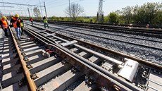 Dva železniční jeřáby a obojživelný kolejový vůz s hydraulickými podvozky... Dva železniční jeřáby a obojživelný kolejový vůz s hydraulickými podvozky...