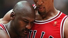 Scottie Pippen (vpravo) podpírá vyčerpaného a nemocného Michaela Jordana po... Scottie Pippen (vpravo) podpírá vyčerpaného a nemocného Michaela Jordana po...