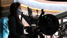 Kameramanka ESPN při natáčení „koronavirového“ draftu WNBA 2020 Kameramanka ESPN při natáčení „koronavirového“ draftu WNBA 2020