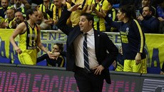 Víctor Lapeňa prožívá zápas svého Fenerbahce Istanbul. Víctor Lapeňa prožívá zápas svého Fenerbahce Istanbul.