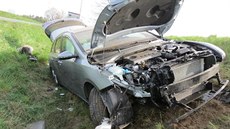 Řidič havaroval s osobním autem na okružní křižovatce na silnici I/11 u Hradce... Řidič havaroval s osobním autem na okružní křižovatce na silnici I/11 u Hradce...