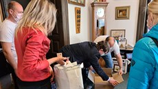 Primář endoskopického oddělení v Oblastní nemocnici Náchod Zdeněk Papík přebírá... Primář endoskopického oddělení v Oblastní nemocnici Náchod Zdeněk Papík přebírá...