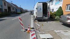 Řidič dodávky projíždějící Břeclaví narazil do dopravního značení, které se... Řidič dodávky projíždějící Břeclaví narazil do dopravního značení, které se...