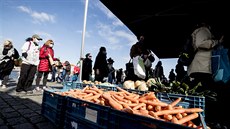 Farmářský trh na náplavce u Palackého mostu v Praze. (25. dubna 2020) Farmářský trh na náplavce u Palackého mostu v Praze. (25. dubna 2020)