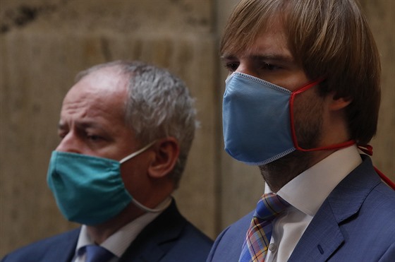 Ministr zdravotnictví Adam Vojtch a epidemiolog Roman Prymula na tiskové...