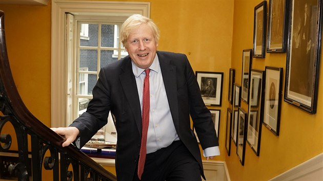 Britsk premir Boris Johnson se vrac z nemocnice, kde byl navtvit svou partnerku Carrie Symondsovou, kter mu porodila syna. (30. dubna 2020)